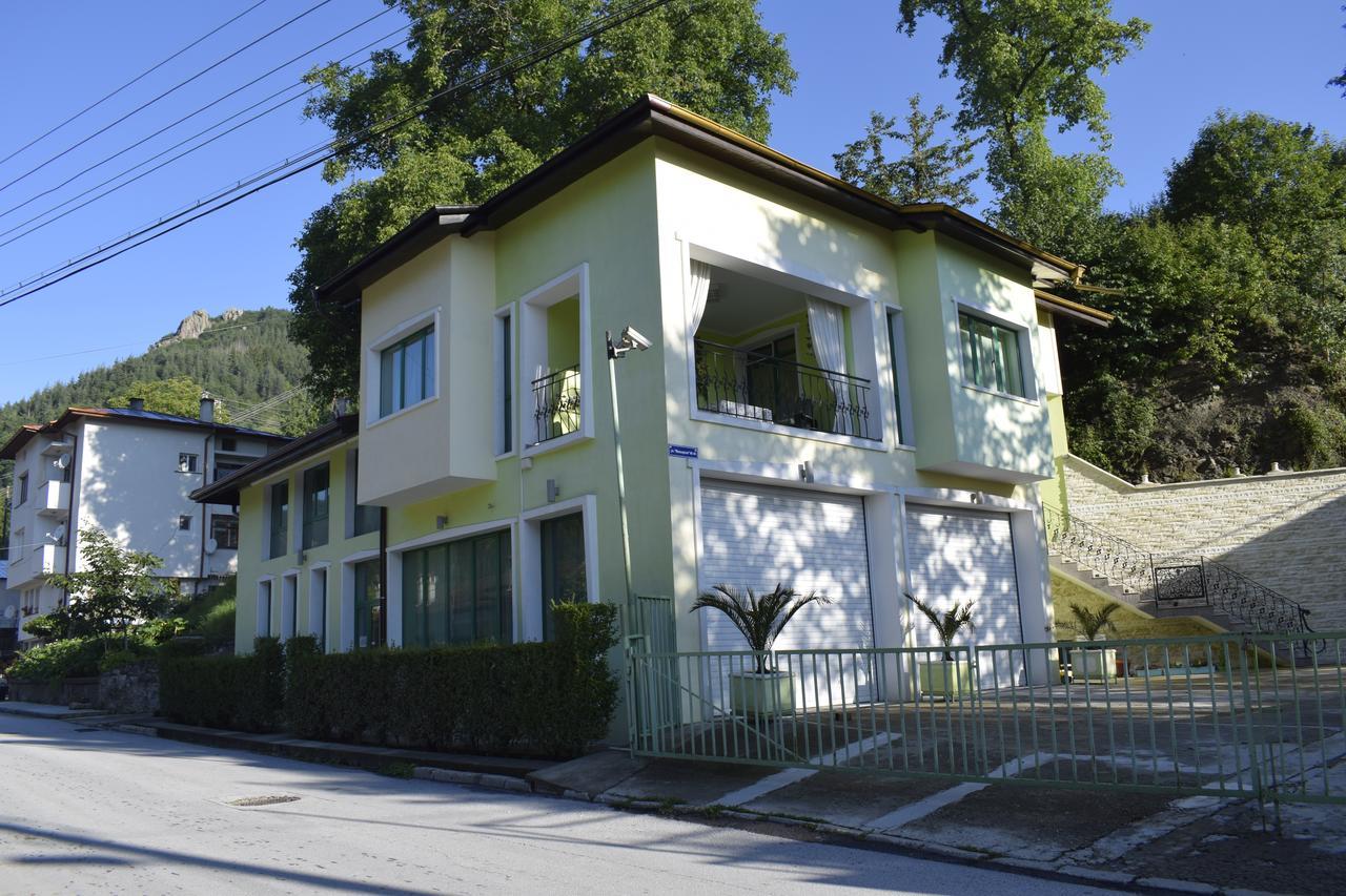 Guest Rooms Waterfall Smolyan Bagian luar foto